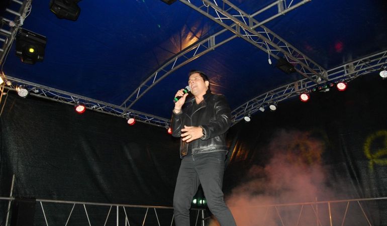 Frigul nu a speriat-o pe Gabriela Cristea Toader! Vedeta Kanal D a sarbatorit zilele recoltei la Odobesti VIDEO